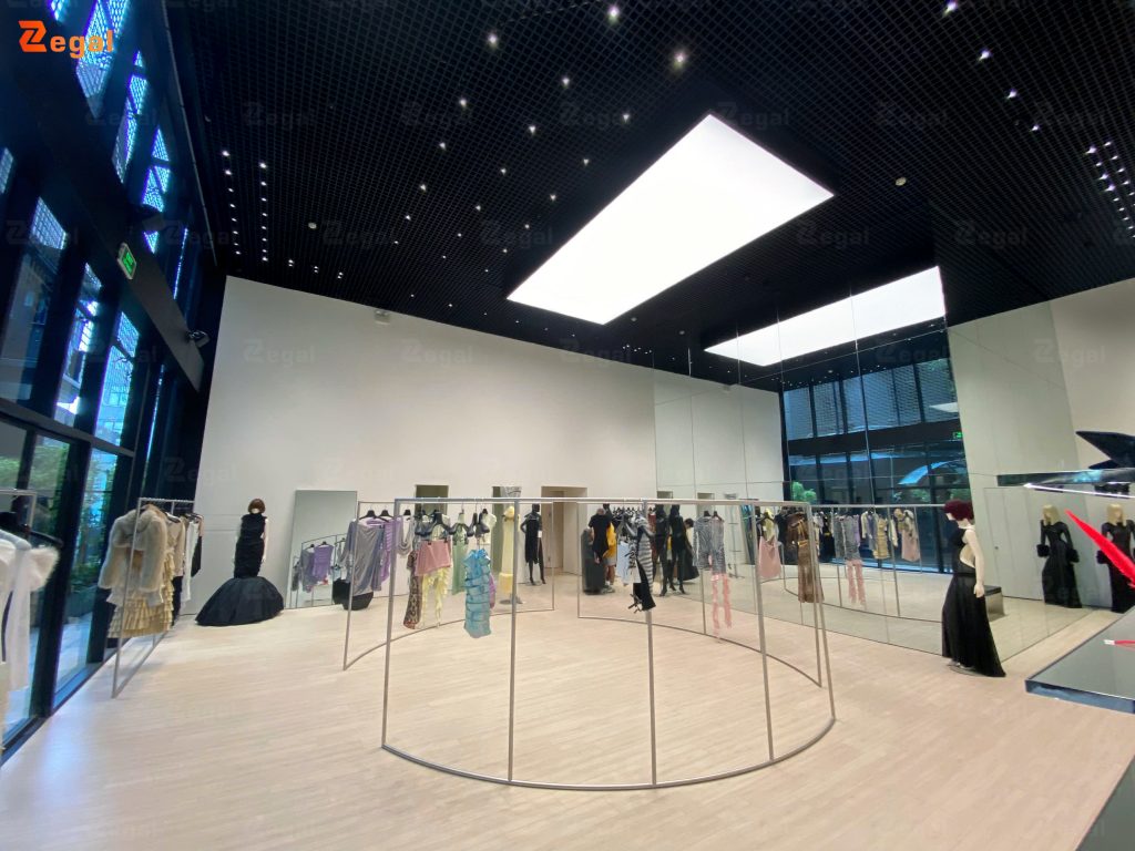 The light from Zegal’s translucent ceiling blends perfectly with the simplicity and balance of minimalist style