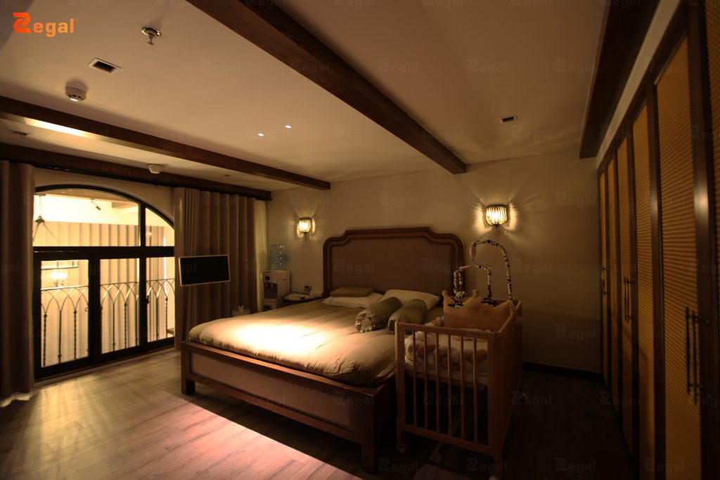 Đối với phòng ngủ tối giản, bạn nên tập trung vào ánh sáng gián tiếp từ đèn LED hắt trần và đèn âm trần