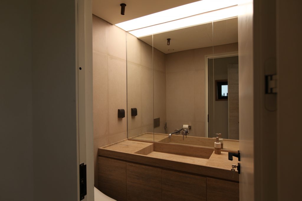 Giải pháp trần xuyên sáng mang lại một nguồn sáng tổng thể vô cùng đồng đều và mềm mại