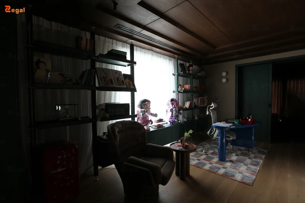 Tránh đặt bàn làm việc đối diện hoặc quay lưng với cửa sổ