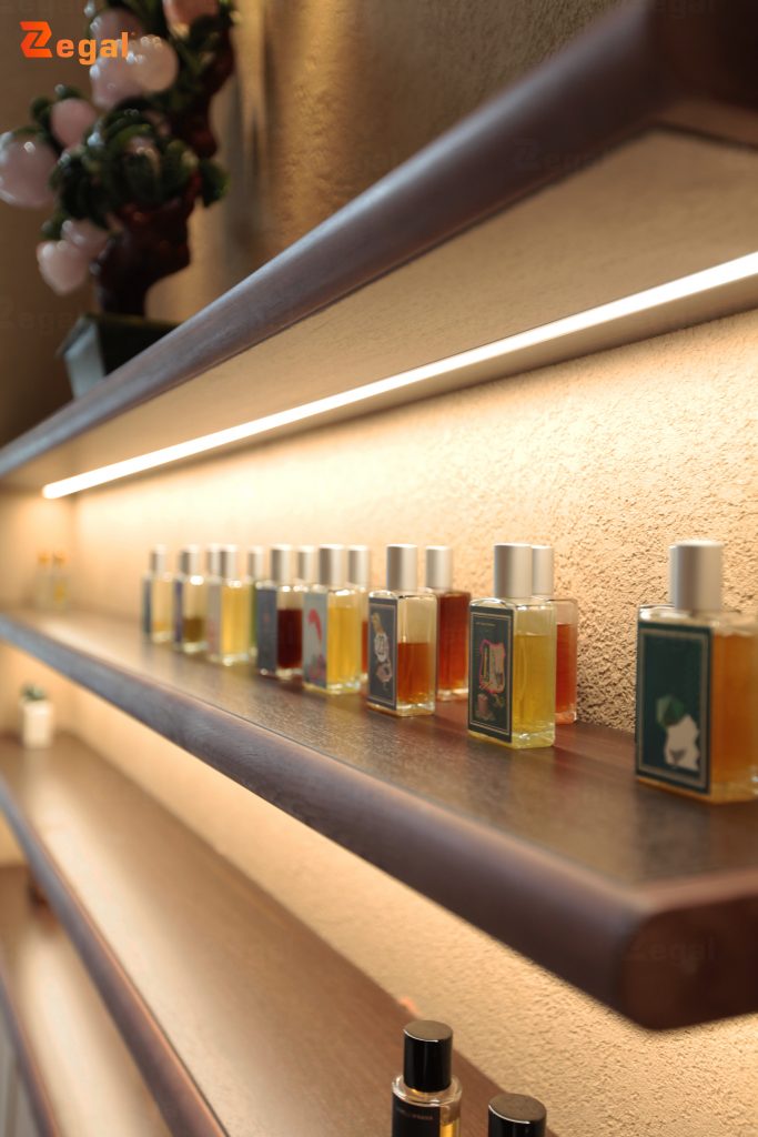 Ánh sáng ấm là nguồn sáng hoàn hảo với các showroom về nước hoa, trang sức, đồ thủ công mỹ nghệ