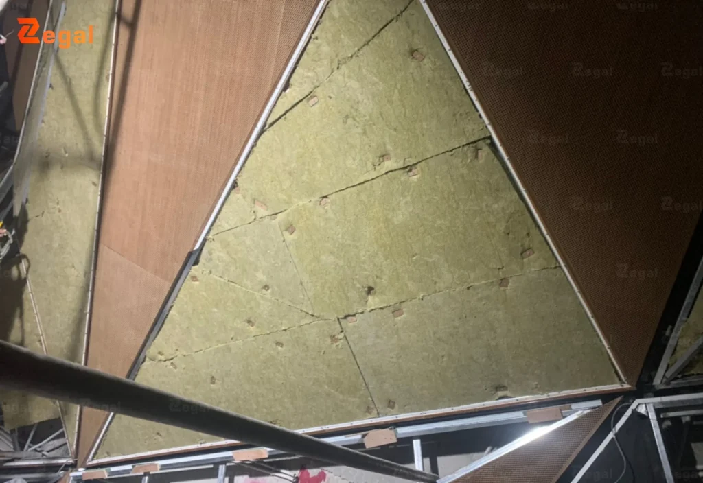 Trần tiêu âm không chỉ mang lại lợi ích về âm thanh, mà còn có tác dụng đáng kể đến thẩm mỹ