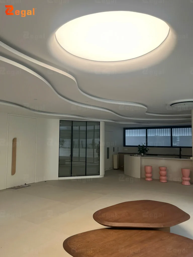 Việc sử dụng trần xuyên sáng nhà dân giúp giảm bớt cảm giác chật chội