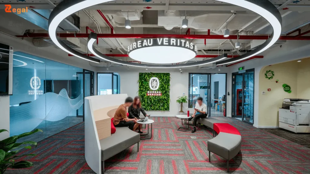 Ánh sáng trắng từ trần căng sáng mang lại cảm giác tươi sáng hiện đại