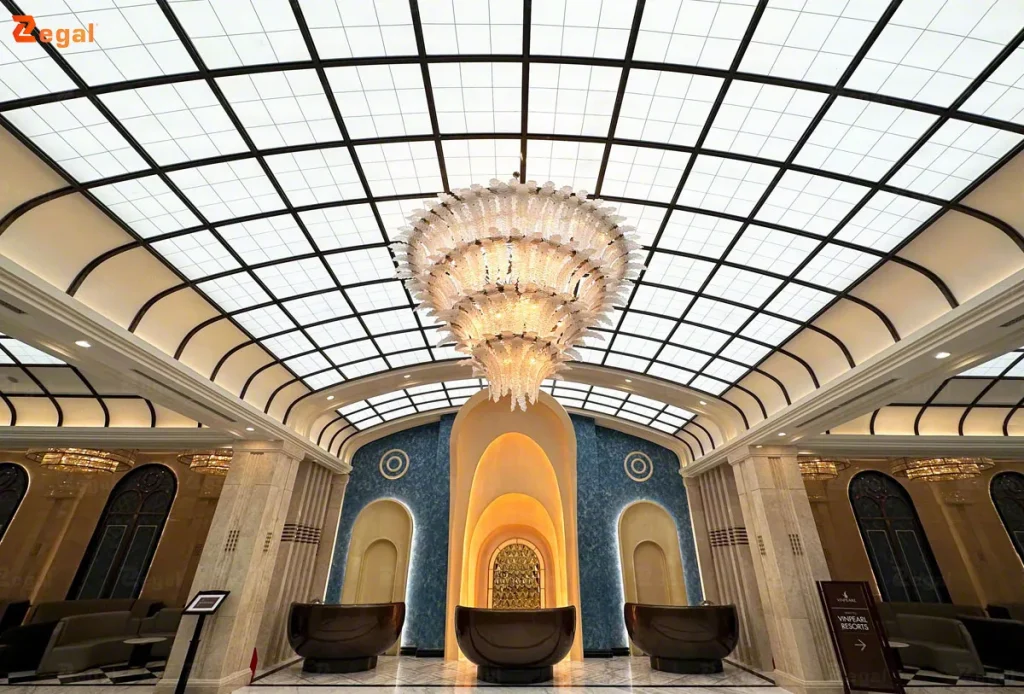 Trần xuyên sáng trắng tại khu nghỉ dưỡng tạo nên một hiệu ứng ánh giống như ánh sáng tự nhiên