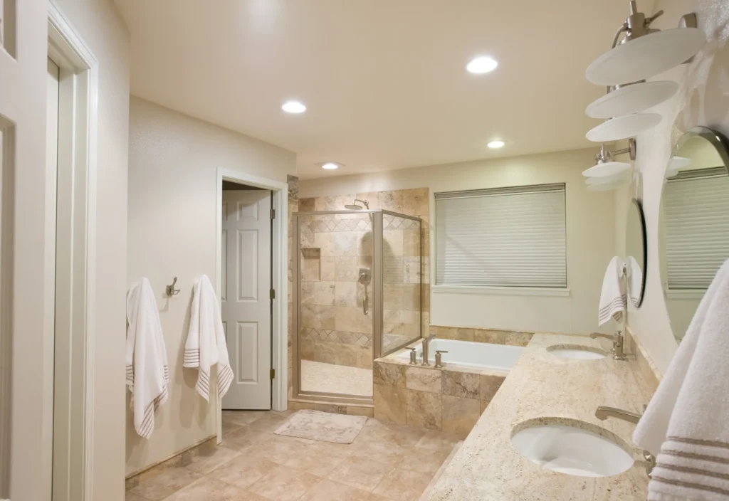 Hướng chiếu sáng sai gây hiện tượng loang sáng và giảm độ tương phản (Nguồn: Internet)