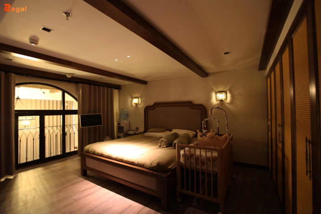 Khi ánh sáng có tông vàng nhẹ, tường và nội thất trở nên mềm mại hơn