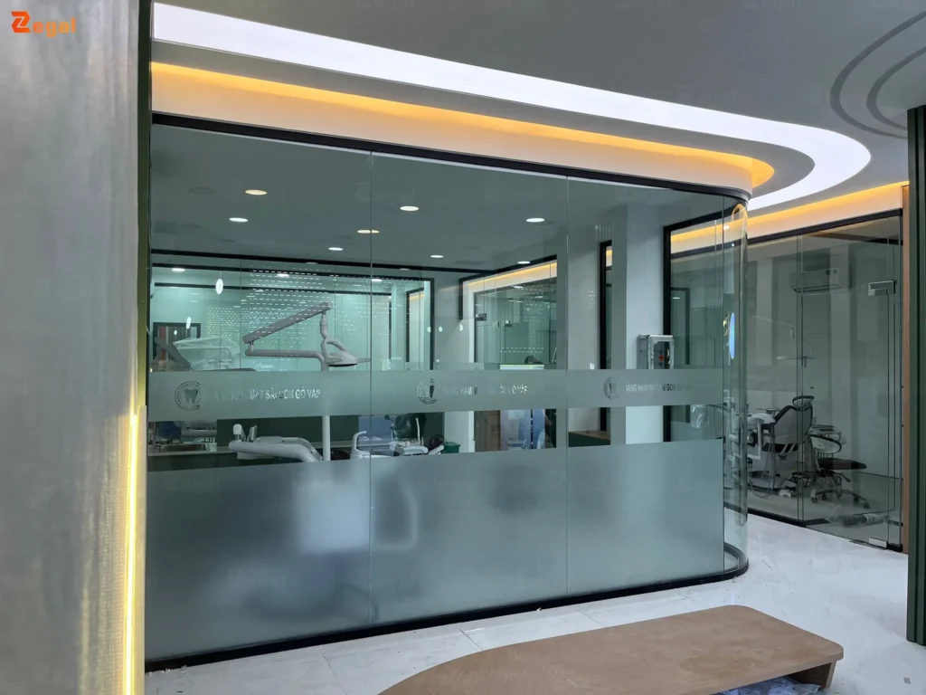 Cách căng màng và xử lý mép quyết định thẩm mỹ trần xuyên sáng