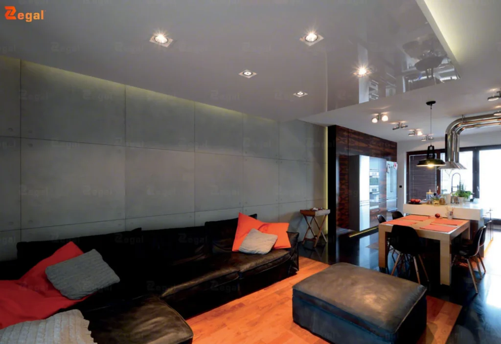 Bề mặt trần căng bóng phản xạ ánh sáng, giúp không gian sáng và mở hơn