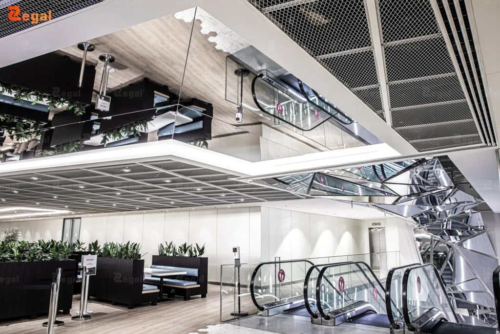 Bề mặt gương dùng cho trần luôn được xử lý để giảm biến dạng hình ảnh