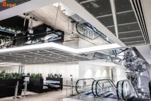 Bề mặt gương dùng cho trần luôn được xử lý để giảm biến dạng hình ảnh