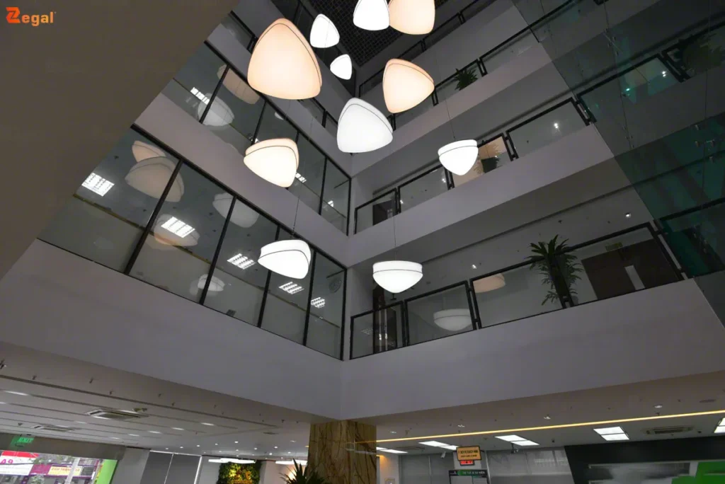 Bề mặt trần phát sáng tạo cảm giác nhẹ, thoáng và hiện đại