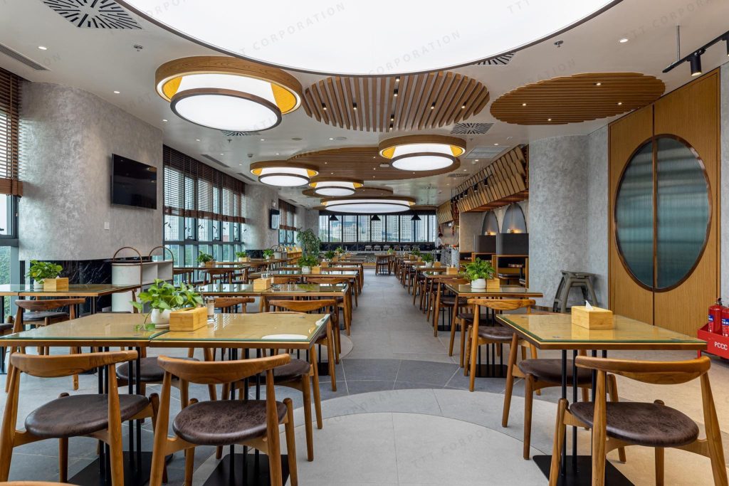 Khu vực nhà hàng của bệnh viện đa khoa Hồng Ngọc được trang bị 7 hộp đèn Zegal được đặt làm riêng, giúp cung cấp ánh sáng tốt nhất có thể cho sức khỏe của bệnh nhân và giúp họ thưởng thức bữa ăn một cách thoải mái nhất. 