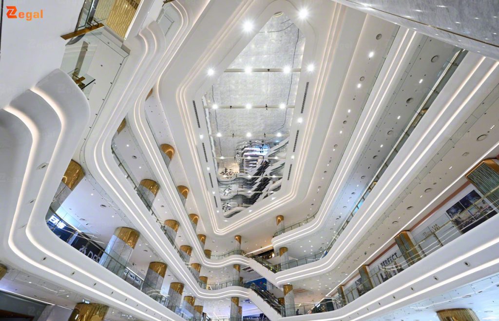Mirror ceilings offer many advantages over traditional ceilings.