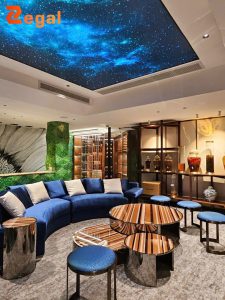 Trần in xuyên sáng mang lại cho phòng khách hiện đại ánh sáng dịu nhẹ 