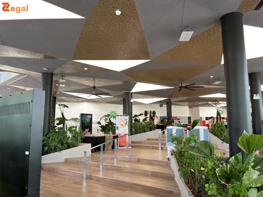 Trần xuyên sáng giúp hành lang và khu vực sinh hoạt chung trở nên sáng sủa, tạo môi trường học tập và kết nối năng động cho sinh viên. 