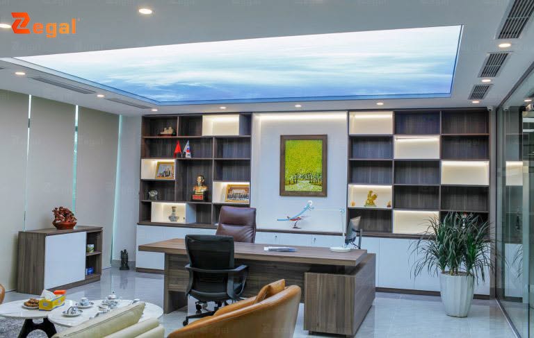 Ứng dụng trần in xuyên sáng trong showroom và văn phòng giúp tăng nhận diện thương hiệu.