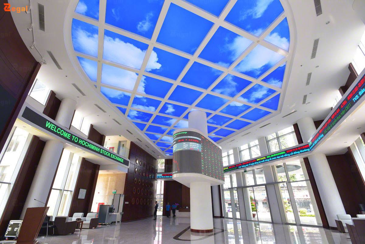Hệ trần in xuyên sáng Hồ Chí Minh kết hợp hình ảnh bầu trời và ánh sáng LED tạo hiệu ứng thị giác ấn tượng.