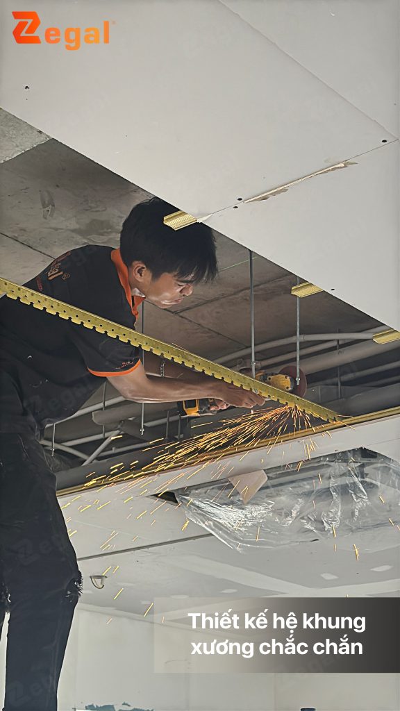 Quy trình thi công trần xuyên sáng được thực hiện tỉ mỉ trong từng công đoạn.