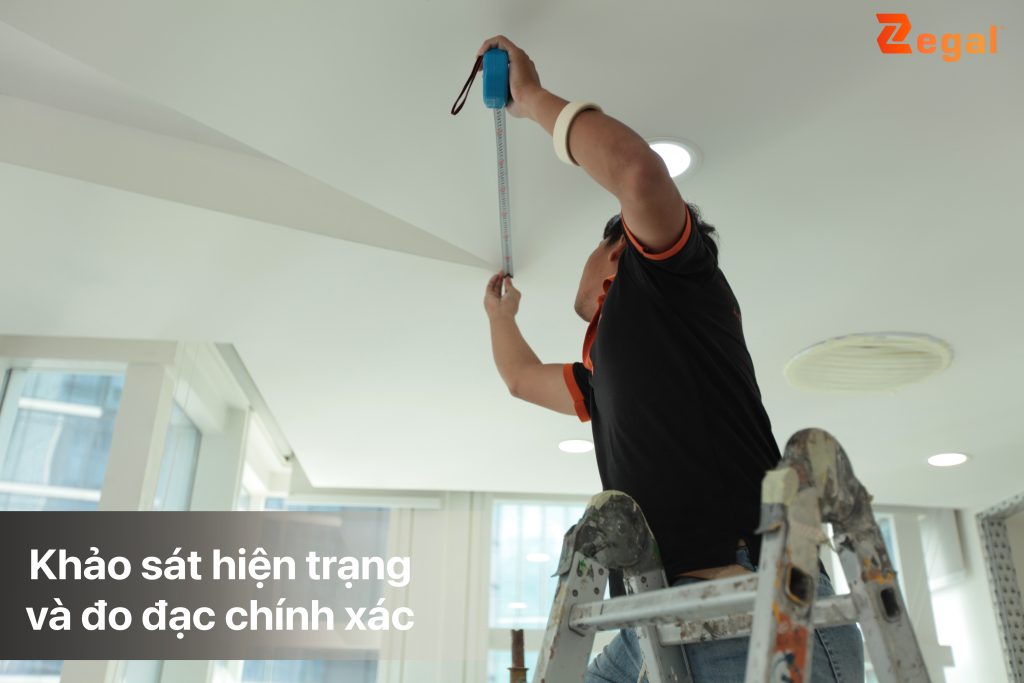 Đội ngũ kỹ thuật Zegal khảo sát hiện trạng trước khi thi công trần xuyên sáng.