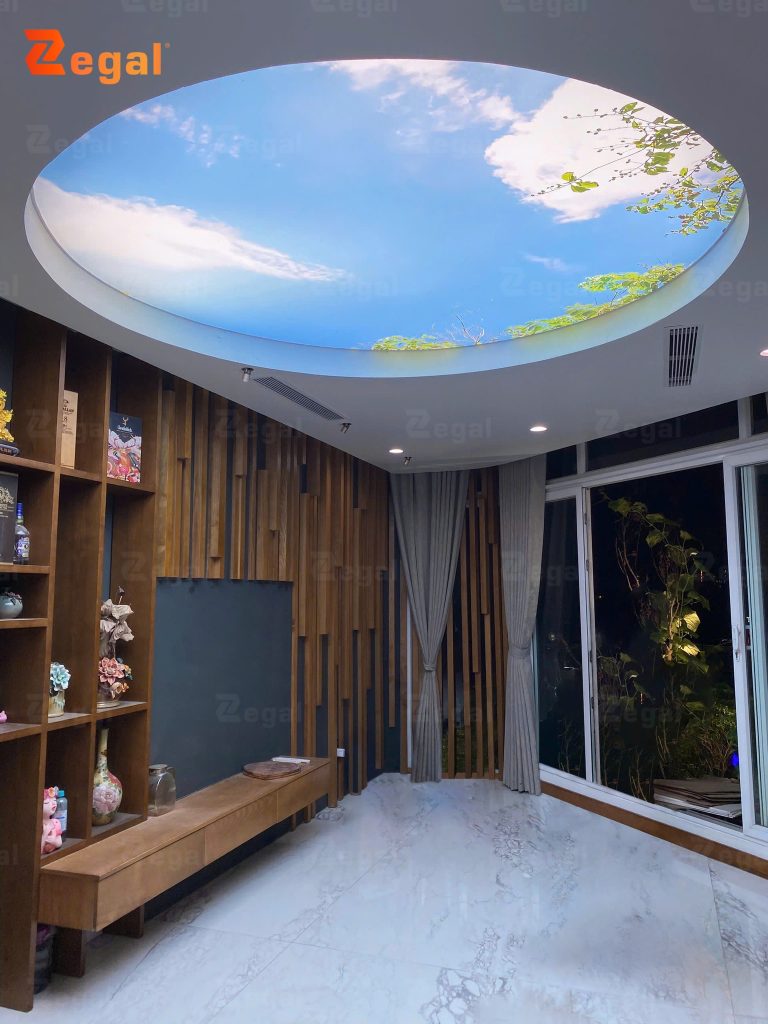 Trần in bầu trời xuyên sáng trong phòng khách căn hộ