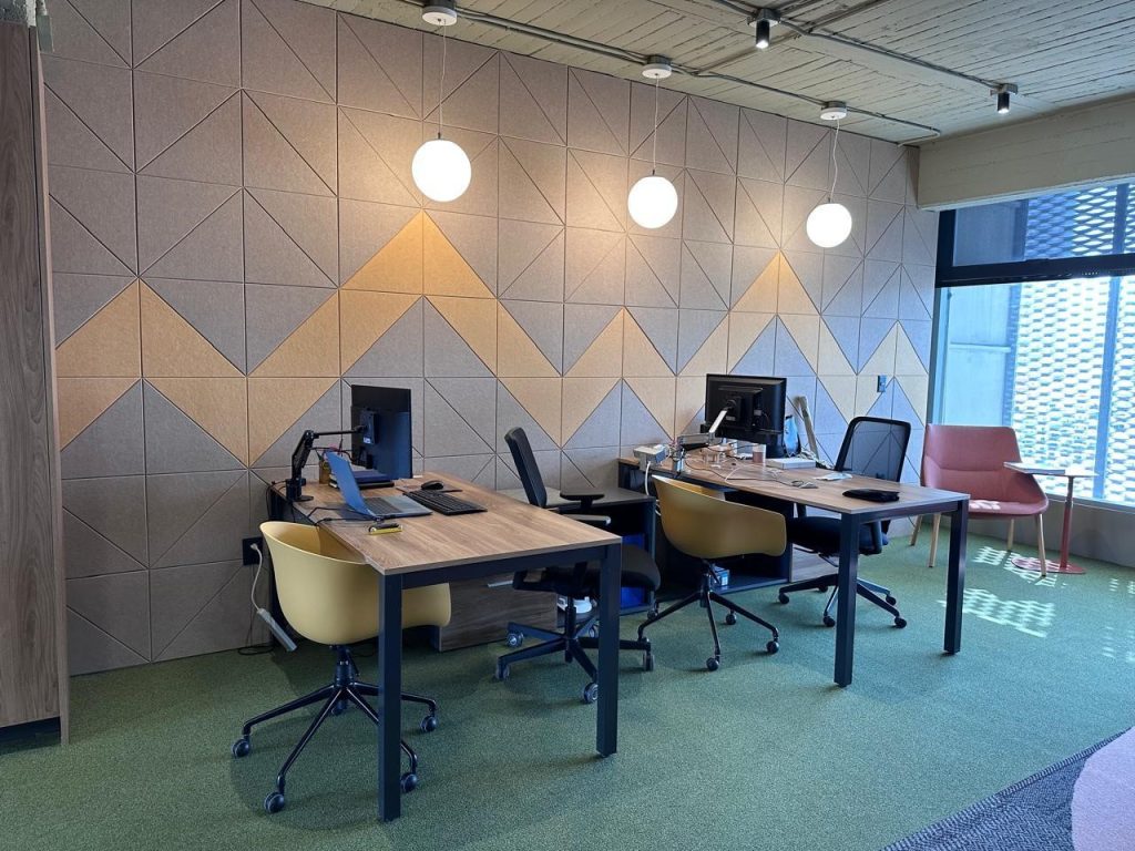 Panel tiêu âm tường vừa hỗ trợ kiểm soát âm thanh vừa tạo điểm nhấn thẩm mỹ cho không gian nội thất (nguồn Internet)