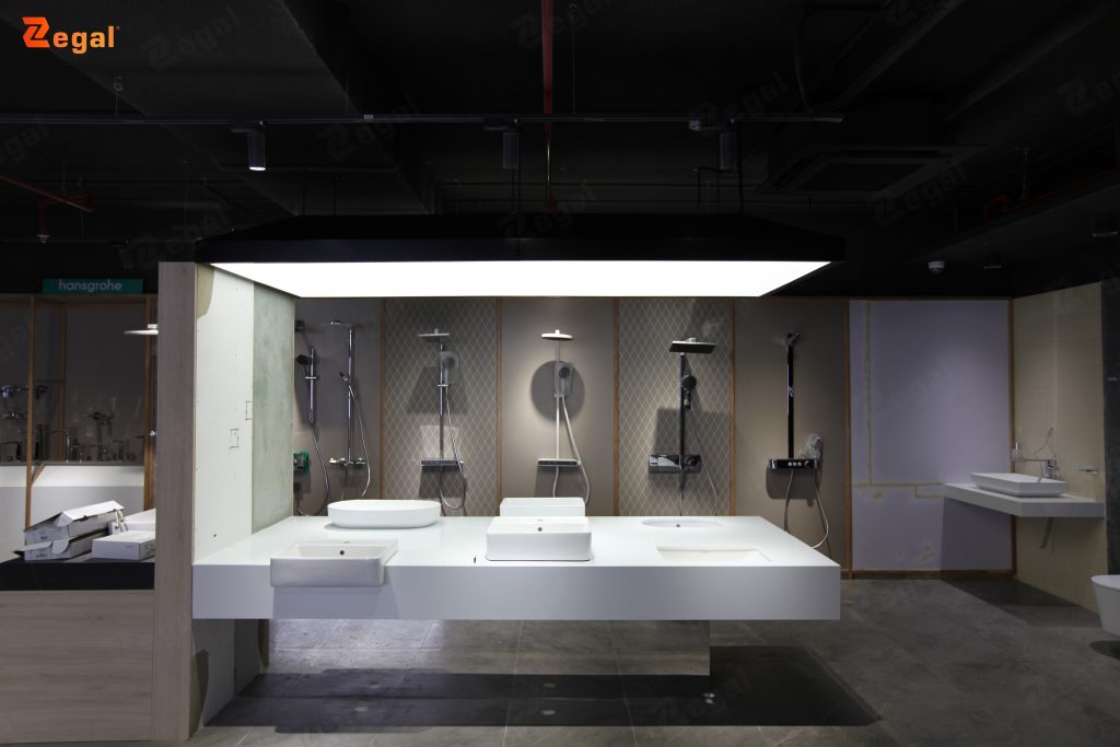 Thiết kế trần xuyên sáng tạo điểm nhấn kiến trúc cho showroom thiết bị vệ sinh hiện đại.
