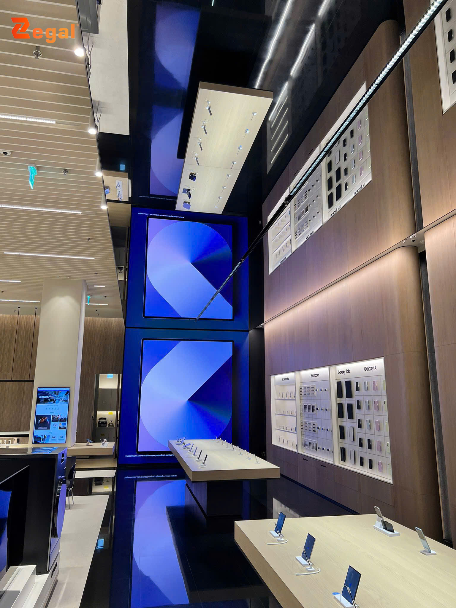 The use of mirrored ceilings in showrooms helps integrate products, lighting, and architecture into a cohesive whole.