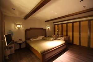 Ánh sáng tạo không gian nghỉ ngơi ấm cúng, dễ điều chỉnh.