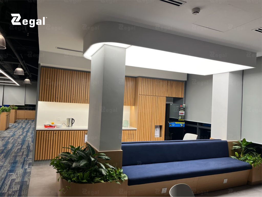 Bề mặt trần xuyên sáng khuếch tán ánh sáng, hạn chế điểm sáng trực tiếp và tăng tính thẩm mỹ.