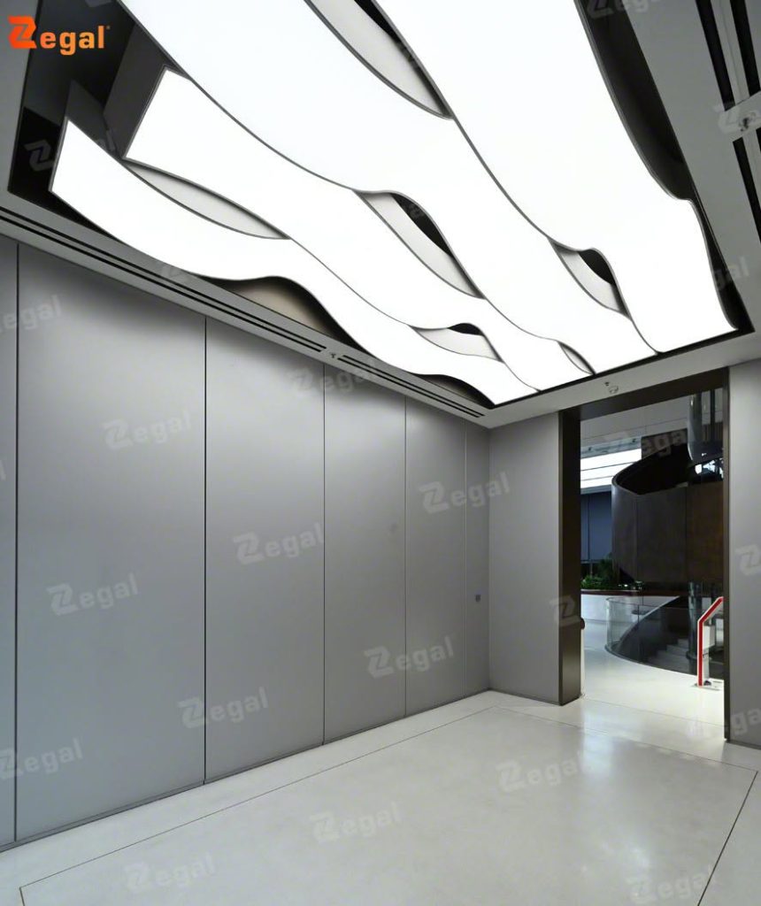 Tại Techcombank, hệ trần xuyên sáng Zegal được ứng dụng xuyên suốt từ sảnh, quầy giao dịch đến khu tiếp khách và lounge, tạo nên trải nghiệm ánh sáng đồng nhất cho toàn bộ không gian.