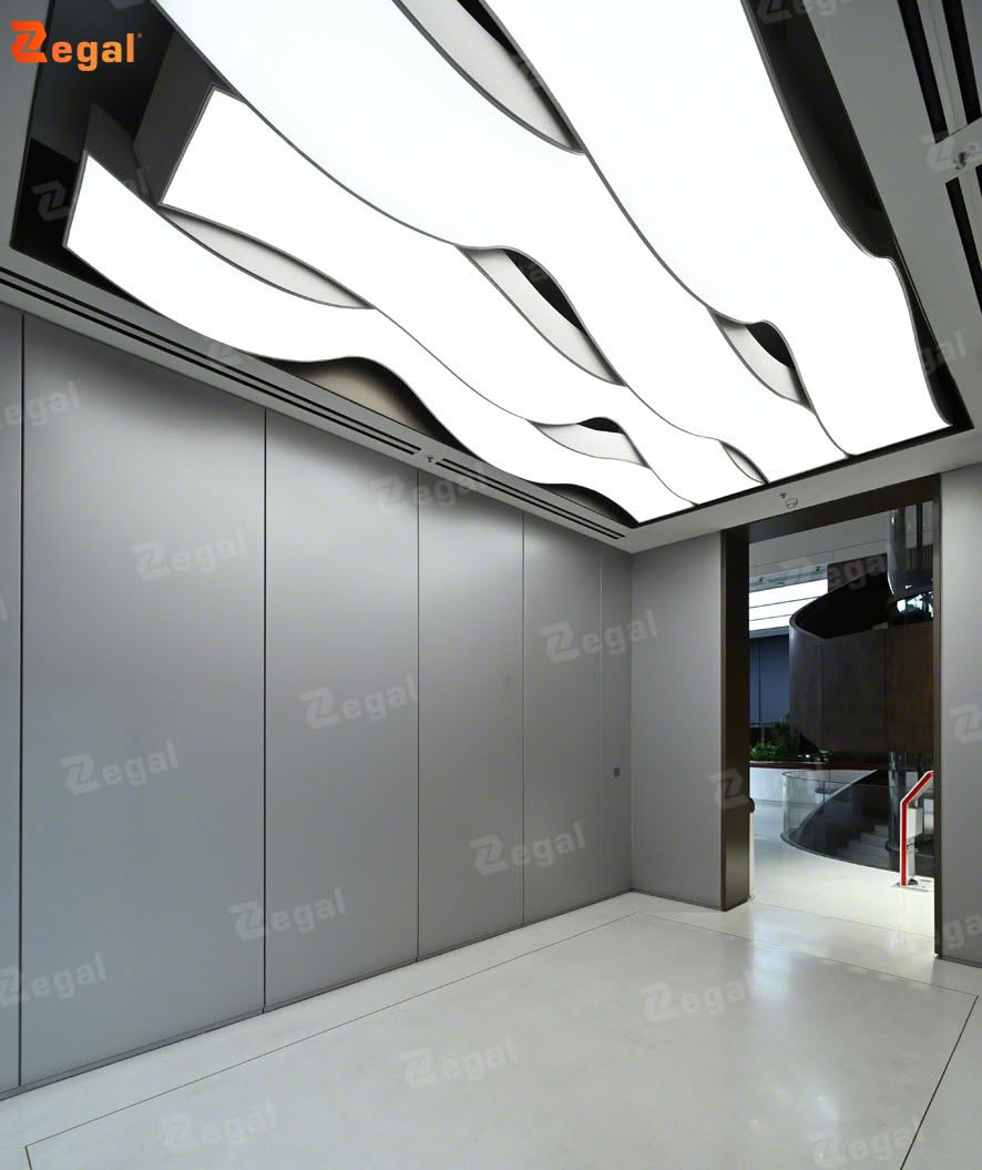 At Techcombank, Zegal’s translucent ceiling system is applied throughout the lobby, transaction counters, reception areas, and lounges, creating a unified lighting experience across the entire space.