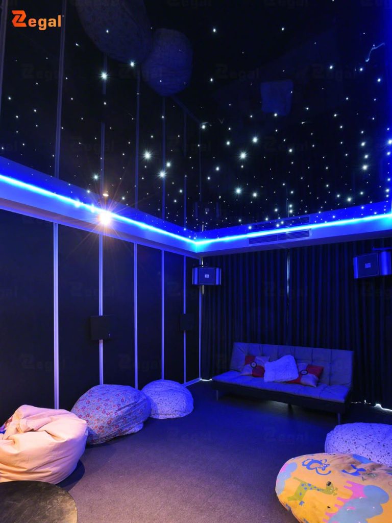 Trần sao đổi màu nhờ bộ phát RGB và bộ điều khiển.