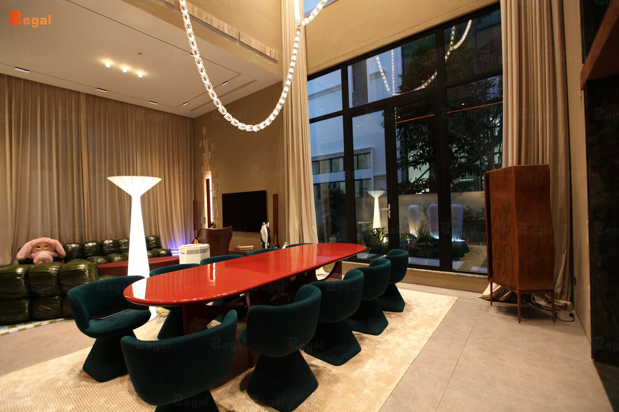 A neoclassical living room incorporates various types of lighting.