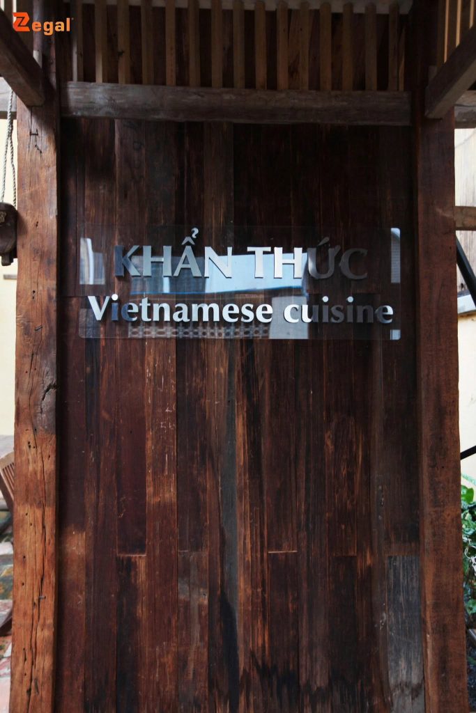 Không gian Khẩn Thức Vietnamese Cuisine kết hợp chất liệu gỗ và ánh sáng ấm.
