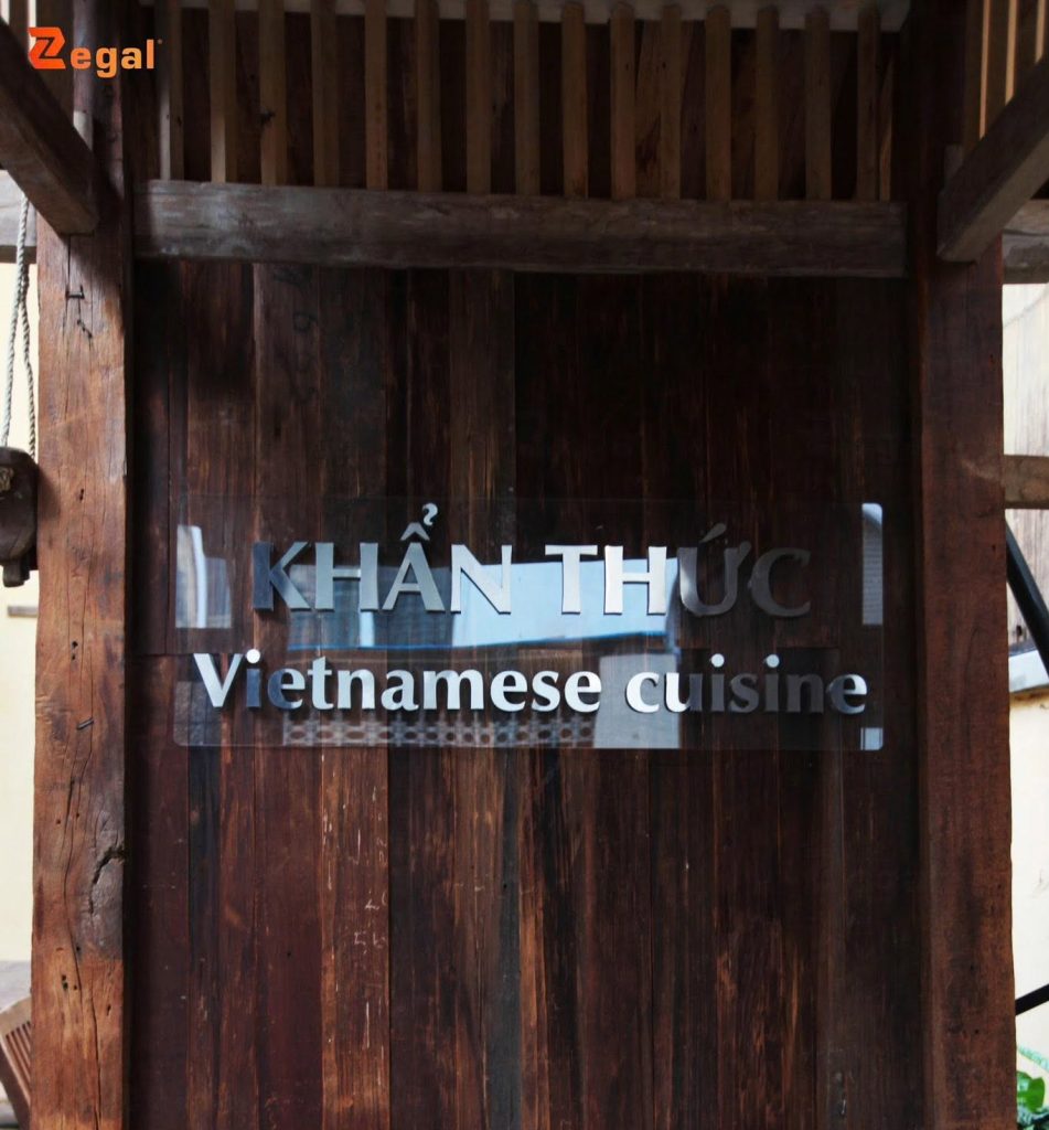 Không gian Khẩn Thức Vietnamese Cuisine kết hợp chất liệu gỗ và ánh sáng ấm.