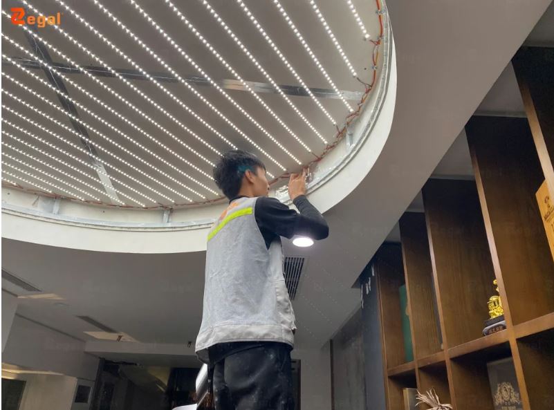 Hệ LED được bố trí theo cấu hình kỹ thuật nhằm hỗ trợ phân bố ánh sáng đồng đều trên bề mặt trần.